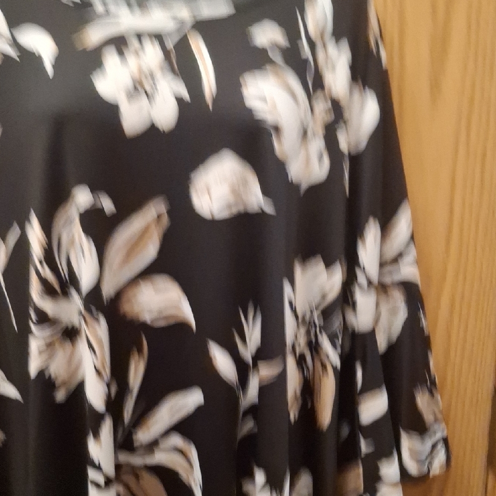 White Mark Chic Black and White Floral Women's Tunic - Picture 2 of 6